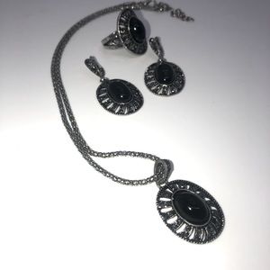 Ring, earring and necklace set silver and black